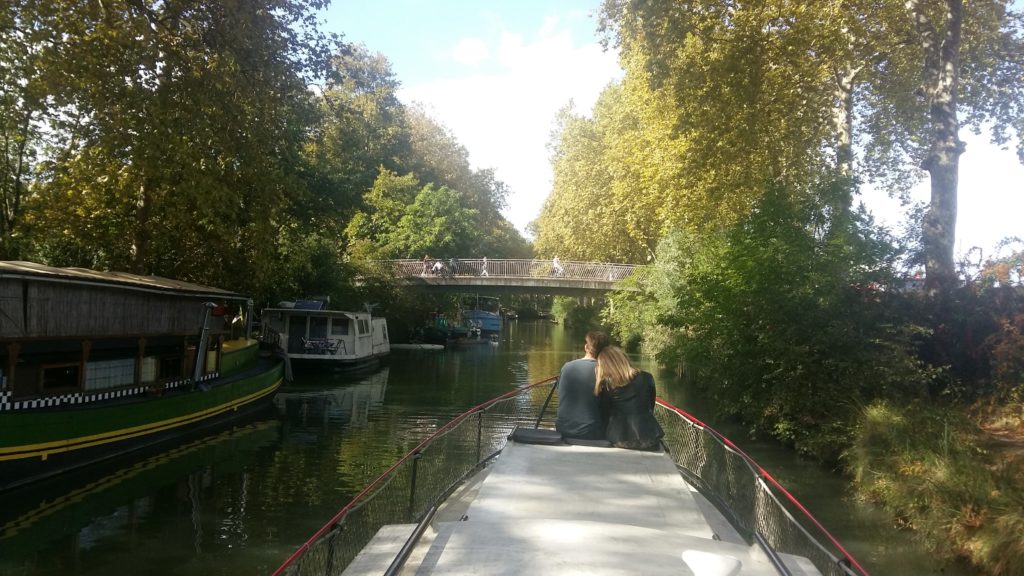 Amoureux a l'ombre des plates sur le canal du midi